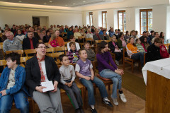 Den amtek - pohled do sálu